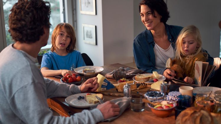 familie am tisch